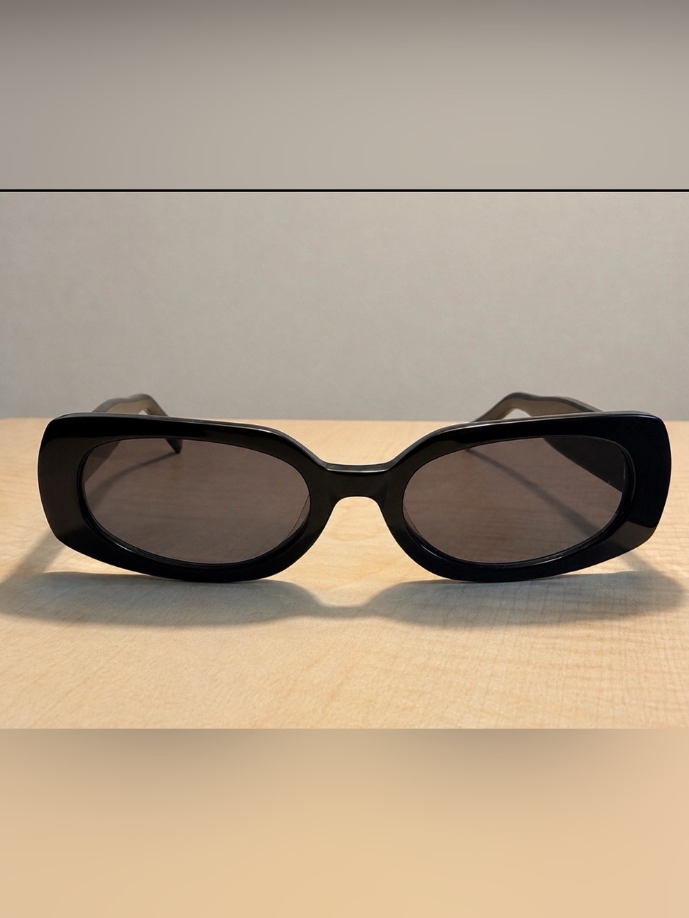 VEHLA Black Oval Sunglasses with Dark Lenses